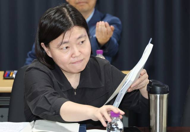 서울동부지검장으로 승진한 임은정 대전지검 부장검사가 지난 20일 정부서울청사 창성동 별관에서 진행된 검찰 업무보고에 참석해 자료를 들고 있다. 뉴시스