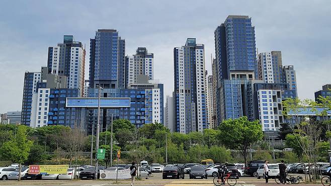 30대 A씨가 집값의 약 50%를 대출을 내 지난 3월 이 아파트 전용 84를 59억원에 매입한 것으로 파악된 서울 서초구 래미안 원베일리 전경.