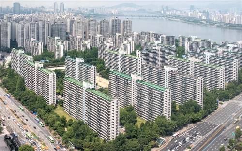 서울 송파구 잠실주공5단지가 올해 안에 재건축 사업 8부 능선인 사업시행인가를 얻을 가능성이 높아지면서 부동산 업계 관심이 쏠린다. (윤관식 기자)