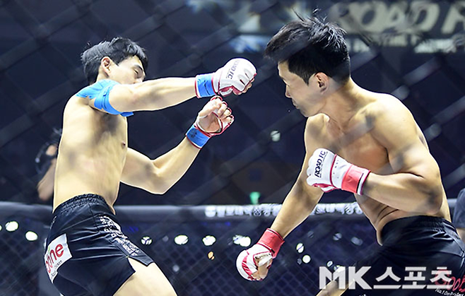 개그맨 윤형빈이 2025년 6월 서울특별시 장충체육관 로드FC 73 종합격투기 스페셜 이벤트 매치에서 카운터 펀치로 구독자 205만 먹방 유튜버 밴쯔를 다운시키고 있다. 사진(서울 장충동)=김영구 기자