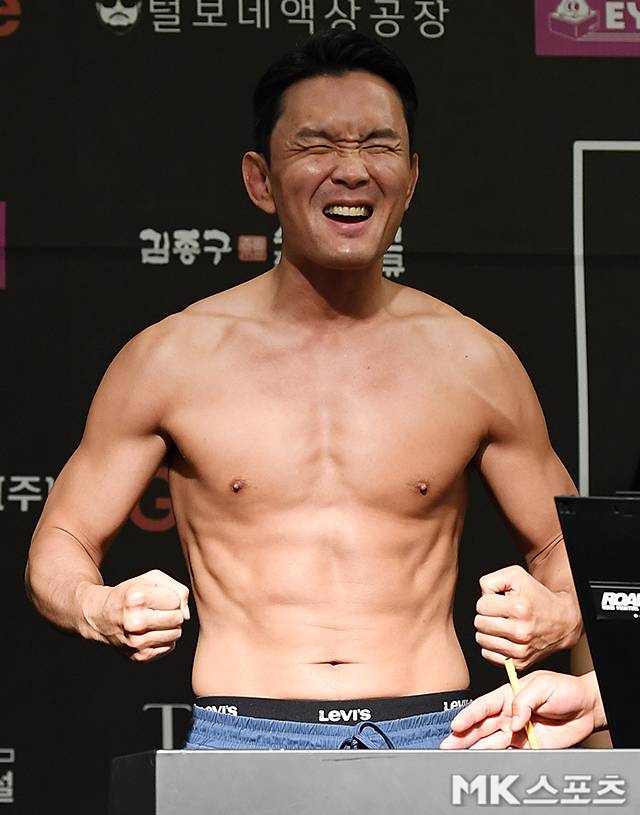 개그맨 윤형빈이 2025년 6월 스위스그랜드호텔 서울컨벤션센터 로드FC 73 스페셜 이벤트 매치 공개 계체 촬영을 하고 있다. 사진(서울 홍은동)=천정환 기자