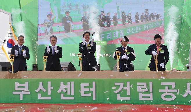 지난해 9월 박형준 부산시장(가운데)이 BGF리테일 물류센터 건립 현장을 찾아 기공식을 축하하고 있다./사진제공=부산시
