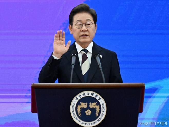 (서울=뉴스1) 국회사진기자단 = 이재명 대통령이 4일 오전 서울 여의도 국회에서 제21대 대통령 취임선서를 하고 있다. 2025.6.4/뉴스1 Copyright (C) 뉴스1. All rights reserved. 무단 전재 및 재배포, AI학습 이용 금지. /사진=(서울=뉴스1) 국회사진기자단