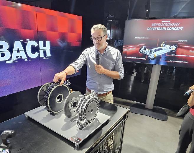 벤츠 AG의 자회사인 영국 전기 모터 전문업체 YASA의 요르그 미스카 최고경영자(CEO)가 3개의 축방향 자속 모터 기술력에 관해 설명하고 있다. 독일(아팔터바흐)=서재근 기자