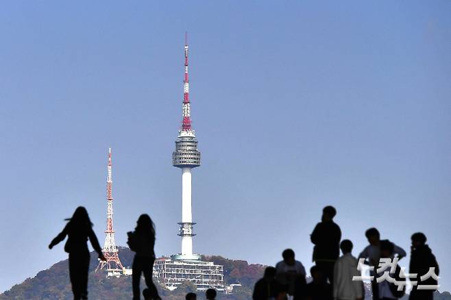 서울 용산구 국립중앙박물관에서 바라본 남산 방향 하늘이 푸르다. 류영주 기자