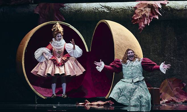 마녀 저주로 오렌지와 사랑에 빠진 왕자 이야기를 다룬 오페라 ‘세 개의 오렌지에 대한 사랑’에서 오렌지 속에서 공주(소프라노 김수정)가 나오자 왕자(테너 김영우)가 기뻐하고 있다. 국립오페라단 제공