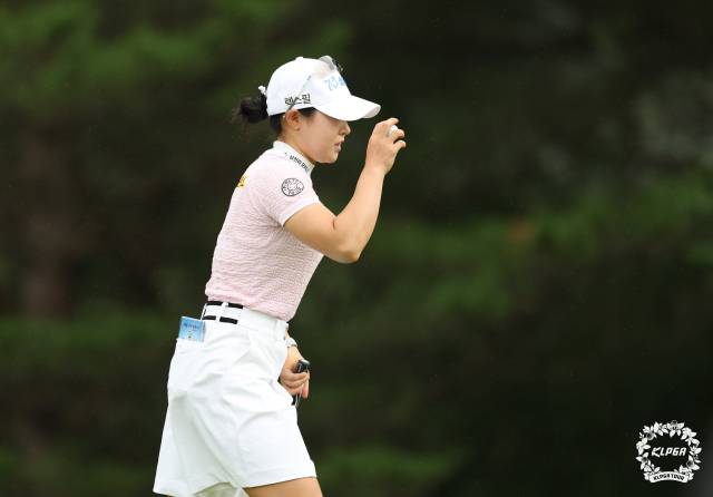 갤러리에게 인사하고 있는 고지우. 사진 제공=KLPGA