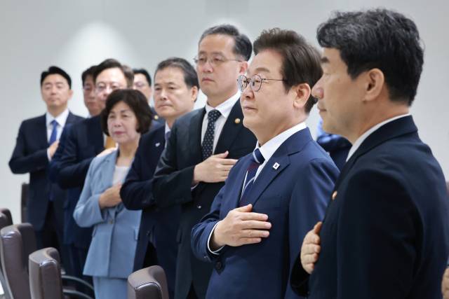 이재명 대통령이 1일 서울 용산 대통령실 청사에서 열린 국무회의에서 국기에 대한 경례를 하고 있다. 연합뉴스