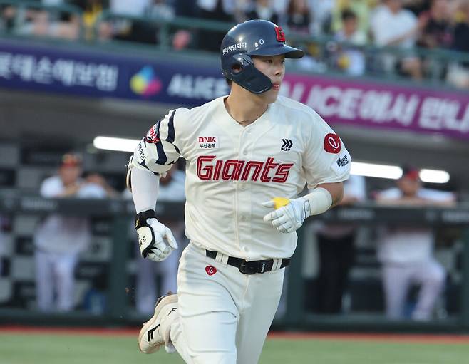 ▲ 롯데 고승민이 1타점 적시타를 때리고 있다. ⓒ연합뉴스