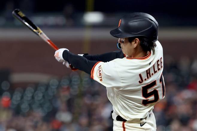 샌프란시스코 자이언츠 외야수 이정후가 1일 미국 애리조나주 피닉스의 체이스필드에서 열리는 2025 미국 메이저리그(MLB) 애리조나 다이아몬드백스와의 원정경기에 6번타자 겸 중견수로 선발 출전한다. AP 연합뉴스