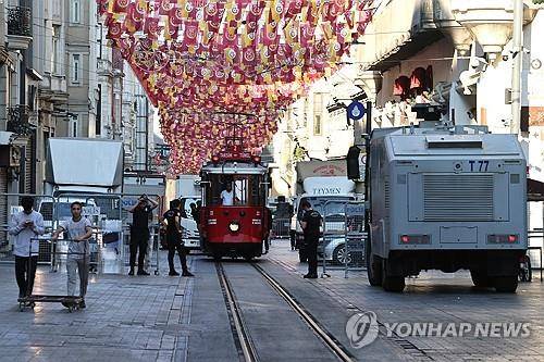 잡지사 '레만' 사옥 앞 경비하는 경찰 (이스탄불 EPA=연합뉴스) 2025년 7월 1일(현지시간) 이스탄불 소재 잡지사 '레만' 사옥 근처에서 경찰이 경비를 하고 있다. 2025.7.1.
