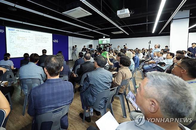 호남고속도로 확장사업 주민토론회 (광주=연합뉴스) 김혜인 기자 = 1일 광주 북구 비엔날전시관 거시기홀에서 호남고속도로 확장사업 주민토론회가 열리고 있다. 2025.7.1 in@yna.co.kr