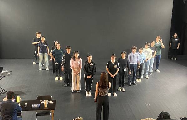 문학시어터의 시민 참여 뮤지컬 프로그램 ‘뮤지컬 위드 미’ 2기 참가자들이 갈라쇼 준비에 한창이다. /오픈헤르츠 아트컴퍼니 제공