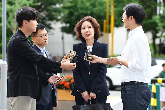 이진숙 사회부총리 겸 교육부 장관 후보자가 30일 오전 서울 여의도 한국교육시설안전원에 마련된 인사청문회 준비 사무실로 출근하며 취재진과 질의응답하고 있다. 2025.6.30