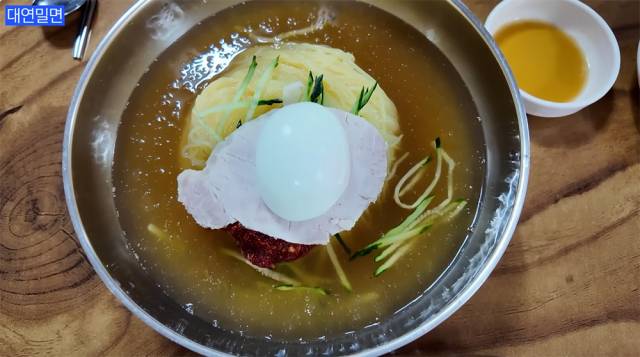 동네 맛집 대연밀면의 밀면은 담백하면서도 개운한 맛을 자랑한다. 유튜브 '규현' 캡처