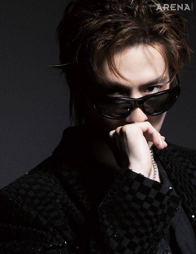 시퀸 디테일 블레이저 김서룡, 이너 셔츠 돌체앤가바나, 선글라스 블루엘리펀트, 볼드 네크리스 톰 우드, 링 본인소 장품.