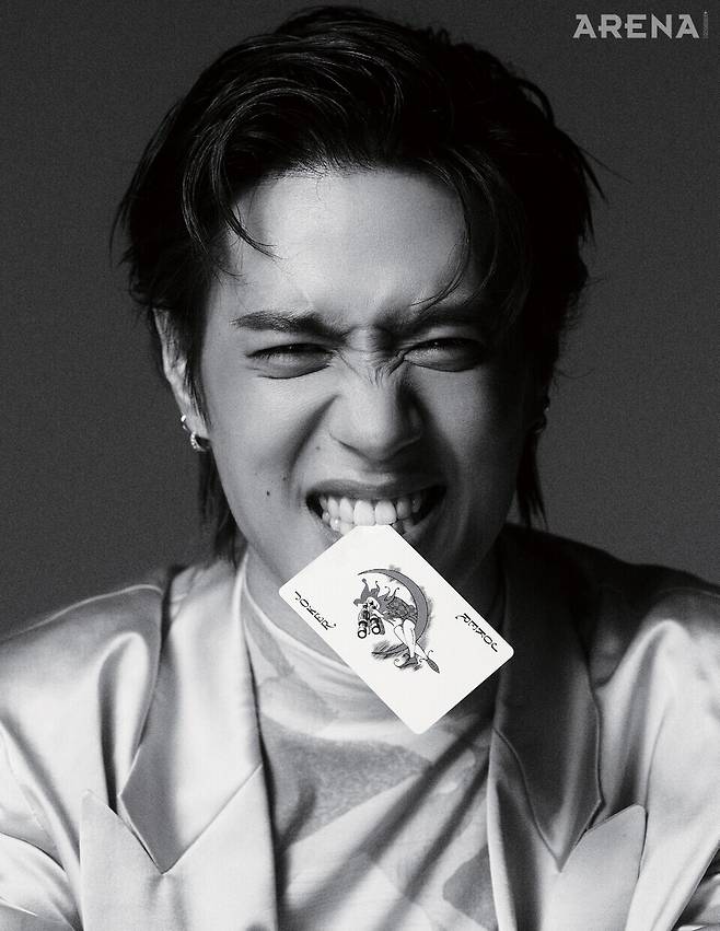 새틴 블레이저·프린팅 이너 톱 모두 우영미, 이어링 본인 소장품.