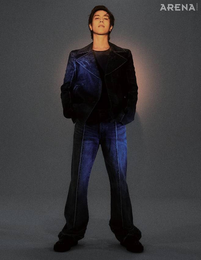 데님 블레이저·이너 톱·팬츠 모두 디젤, 슈즈 요위, 이어링 본인 소장품.