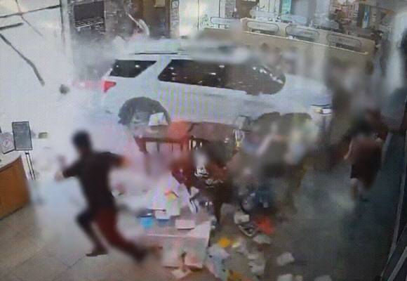 2일 오전 11시 32분쯤 강원 강릉시 성산면 영동고속도로 강릉 방향 대관령 휴게소에서 80대 A씨가 몰던 스포츠유틸리티 차(SUV)가 휴게소 내 식당가로 돌진했다. (사진=독자 제공)