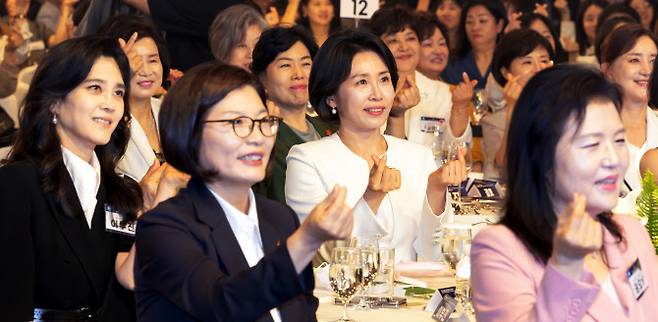 이재명 대통령 부인 김혜경 여사와 이부진 호텔신라 사장을 비롯한 여성기업인들이 1일 서울 중구 서울신라호텔 2층 다이너스티 홀에서 열린 제4회 여성기업주간 개막식에 참석해 기념촬영을 하고 있다. (사진=뉴시스).