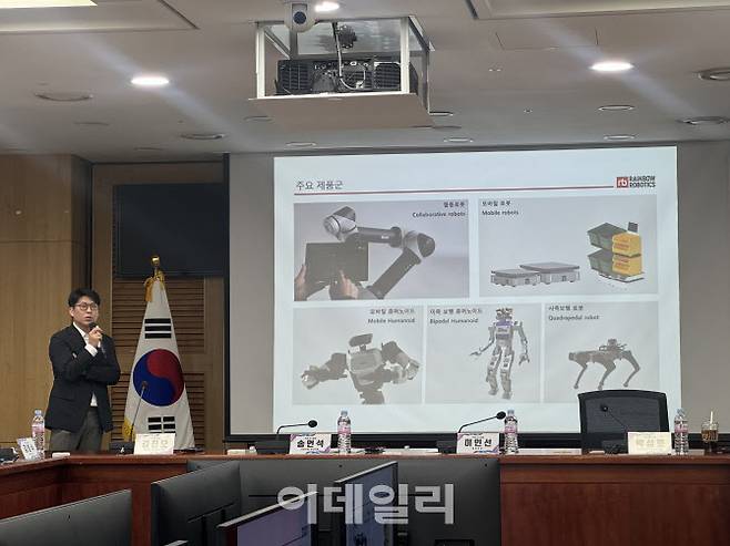 허정우 레인보우로보틱스 이사가 2일 서울 여의도 국회 의원회관에서 ‘피지컬 인공지능(AI)시대의 휴머노이드 로봇’을 주제로 열린 국회 AI포럼 세미나에서 기조강연을 하고 있다.(사진=공지유 기자)