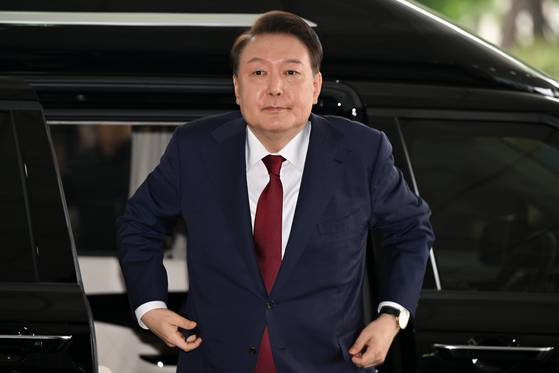 윤석열 전 대통령이 지난달 28일 피의자 신분으로 내란 특검 조사를 받기 위해 서울 서초구 서울고검 청사로 출석하고 있다. 〈사진=공동취재, 연합뉴스〉