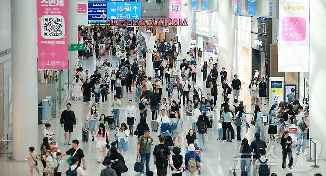 6일 오전 인천국제공항 제1터미널 면세점이 관광객들로 붐비고 있다.2025.6.6/뉴스1 ⓒ News1 김진환 기자
