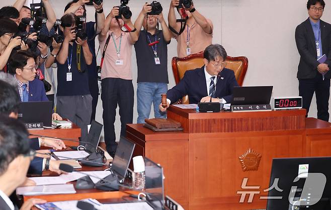 이춘석 국회 법제사법위원회 위원장이 1일 서울 여의도 국회에서 열린 제426회국회(임시회) 제1차 전체회의에서 의사봉을 두드리고 있다. 2025.7.1/뉴스1 ⓒ News1 안은나 기자