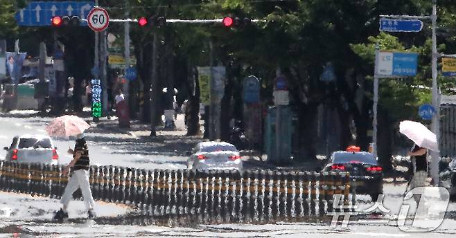 폭염의 기세가 밤낮없이 계속되는 1일 오후 대구 수성구 달구벌대로 위로 뜨거운 지열이 만든 아지랑이가 피어오르고 있다. 2025.7.1/뉴스1 ⓒ News1 공정식 기자