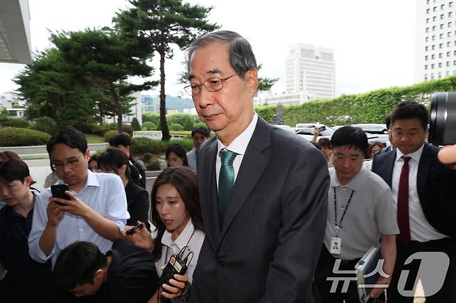 한덕수 전 국무총리가 2일 내란특검 조사를 받기 위해 서울 서초구 서울고검 청사로 출석하고 있다. 2025.7.2/뉴스1 ⓒ News1 이동해 기자