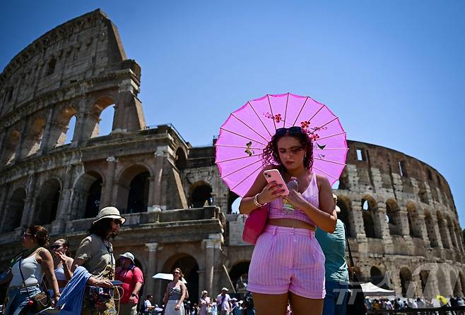 1일(현지시간) 이탈리아 로마 콜로세움 인근에서 관광객들이 양산으로 햇빛을 피하고 있다.ⓒ AFP=뉴스1
