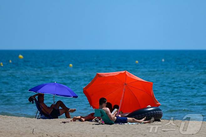 1일(현지시간) 프랑스 포르티라뉴 플라주 해변에서 시민들이 파라솔 아래서 휴식을 취하고 있다. ⓒ AFP=뉴스1