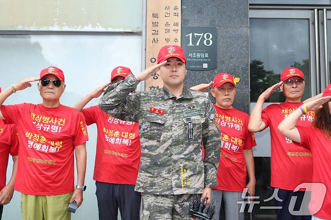 정원철 해병대 예비역연대 회장을 비롯한 회원들이 2일 서울 서초구 서초동에 마련된 순직해병 특검 사무실 앞에서 가진 사건 엄정수사 및 책임자 처벌 촉구 기자회견에서 거수경례를 하고 있다. (공동취재) 2025.7.2/뉴스1 ⓒ News1 박정호 기자