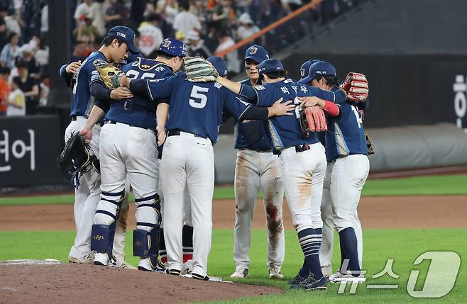 2일 오후 대전한화생명 볼파크에서 열린 프로야구 '2025 신한 SOL뱅크 KBO 리그' 한화 이글스와 NC 다이노스 경기에서 승리한 NC 선수들이 기뻐하고 있다. 2025.7.2/뉴스1 ⓒ News1 김기태 기자