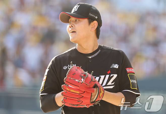 5일 오후 서울 송파구 잠실야구장에서 열린 프로야구 '2024 신한 SOL 뱅크 KBO 포스트시즌' 준플레이오프 1차전 kt 위즈와 LG 트윈스의 경기, kt 소형준이 8회말을 무실점으로 마무리 후 기뻐하고 있다. 2024.10.5/뉴스1 ⓒ News1 김도우 기자