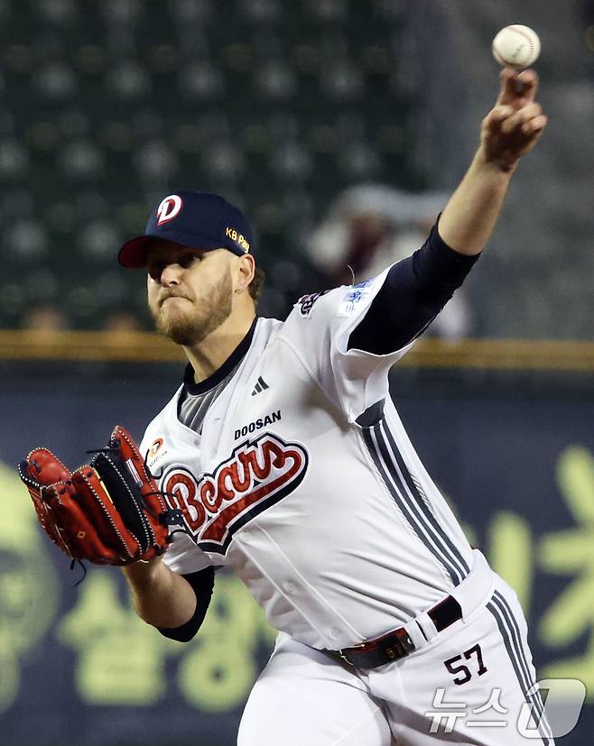 9일 오후 서울 송파구 잠실야구장에서 열린 프로야구 '2025 신한 SOL 뱅크 KBO리그' 한화 이글스와 두산 베어스의 경기에서 두산 선발투수 콜어빈이 역투하고 있다. 2025.4.9/뉴스1 ⓒ News1 오대일 기자