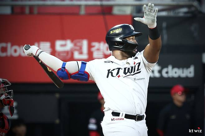 로하스가 타구를 바라보고 있다. 사진 | KT 위즈