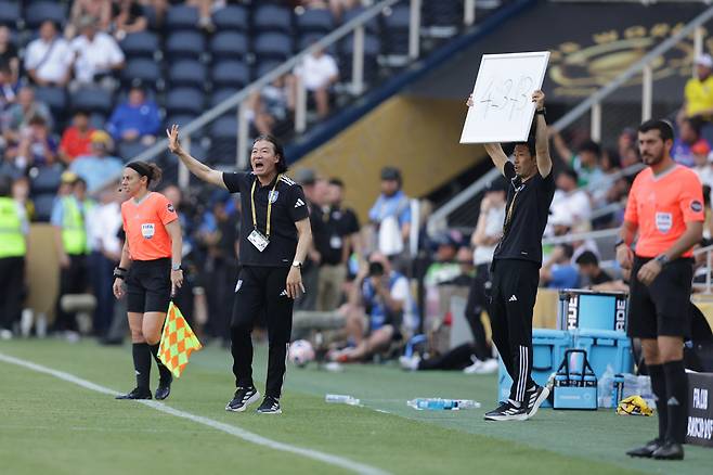 TQL스타디움(신시내티, 미국)/ 2025 피파 클럽월드컵/ 3차전/ 보루시아 도르트문트 vs 울산HDFC/ 울산 김판곤 감독, 조광수 코치/ 화이트 보드/ 사진 김정수