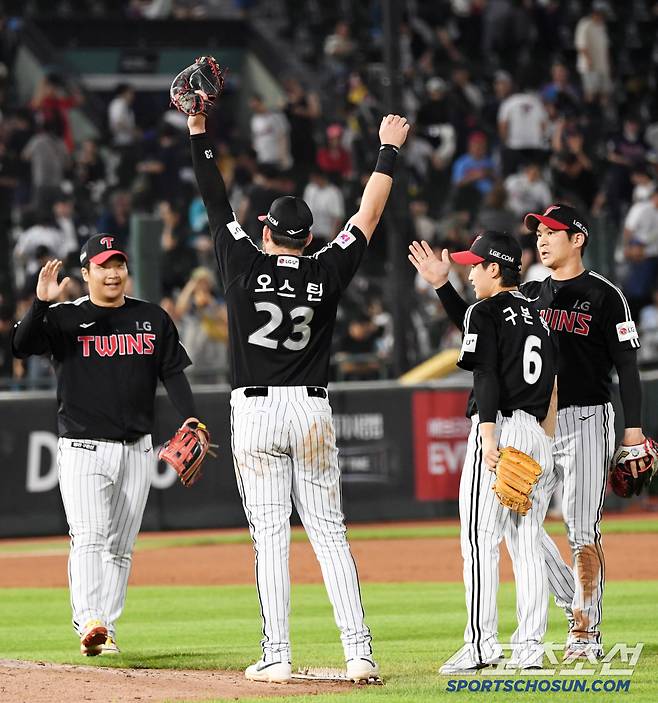 마운드로 달려가 두 팔을 번쩍 들어 올린 오스틴은 엘롯라시코 승리의 기쁨을 만끽했다.