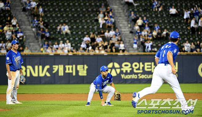 1일 잠실야구장에서 열린 삼성과 두산의 경기, 9회말 삼성 내야진이 높이 떠오른 두산 오명진의 타구를 바라보다 잡지 못하고 있다. 잠실=허상욱 기자wook@sportschosun.com/2025.07.01/