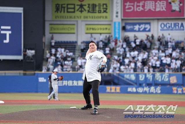 한화 이글스의 영구결번 레전드 김태균이 27일 지바 롯데 마린즈 홈 경기에 시구자로 나섰다. 지바 롯데 팬들은 2010년 우승 주역인 김태균을 따뜻하게 맞았다. 사진출처=지바 롯데 마린즈