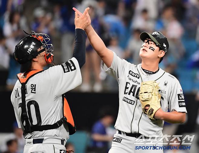 승리 세리머니 펼치는 김서현, 이재원.