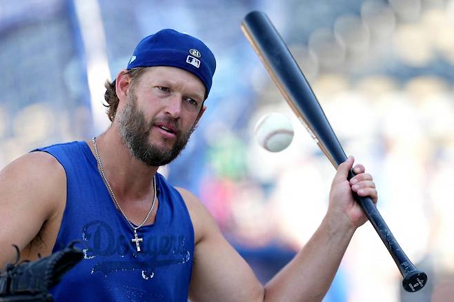 LA 다저스 클레이튼 커쇼가 지난달 28일(한국시각) 카우프만스타디움에서 열린 캔자스시티 로열스전을 앞두고 배트를 들고 컨디션을 공을 맞히고 있다. AFP연합뉴스