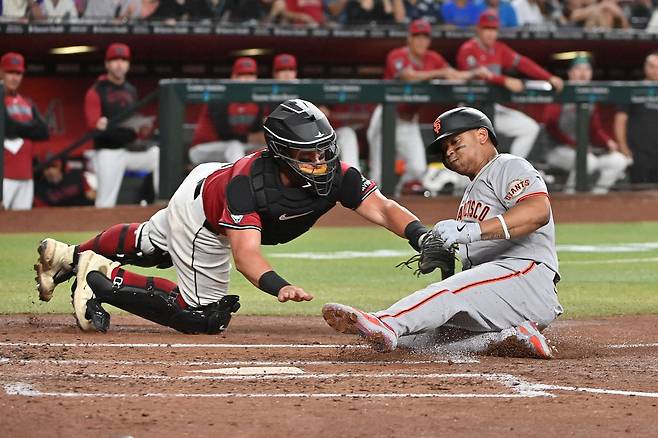 라파엘 데버스가 3회초 2루타를 치고 나간 뒤 윌머 플로레스 안타 때 홈을 파고들다 태그아웃당하고 있다. Imagn Images연합뉴스