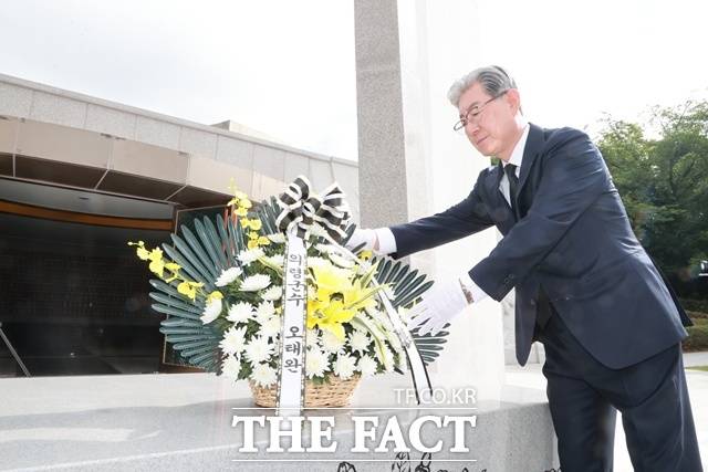 오태완 의령군수가 충혼탑을 참배하고 민선8기 4년차 새로운 시작을 알렸다. /의령군