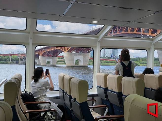 1일 한강버스에 체험 탑승한 승객들이 기념 사진을 찍고 있다. 김영원 기자