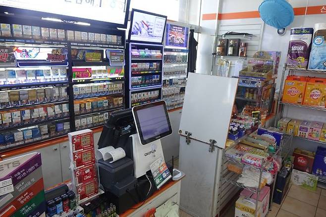 한 편의점 계산대가 근로자 없이 비어있다.ⓒ뉴시스