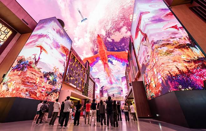 먼 곳으로 여행을 떠나지 않고 도심지 호텔이나 쇼핑몰에서 휴가를 즐기는 이들이 늘고 있다. 지난해 인천 영종도에 정식 개장한 ‘인스파이어 리조트’에는 몰입형 디지털 거리 ‘오로라’가 조성돼 있어 투숙객은 물론이고 방문객들의 눈길도 사로잡고 있다. 인스파이어 리조트 제공