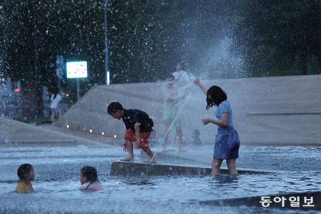 1일 저녁 서울 여의도 물빛광장에서 어린이들이 물놀이를 하고 있다. 송은석 기자 silverstone@donga.com