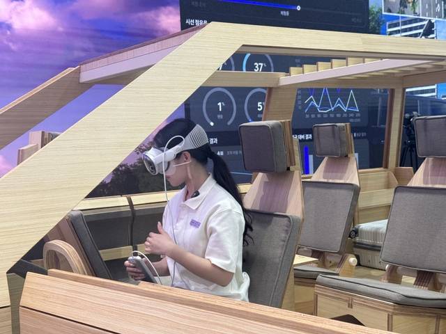 방문객이 1일 서울 강남구에 있는 현대차·기아 ‘UX 스튜디오 서울’ 1층 UX 테스트 존에서 XR 기기를 착용하고 스터디 벅에 탑승해 UX 콘셉트를 체험하고 있다. 임주희기자